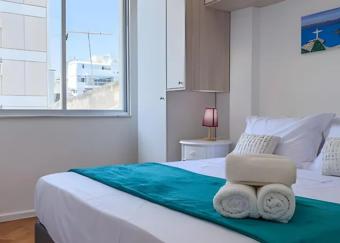 Hr.113 - Apartamento Recentemente Reformado Com 2 Dormitorios Para Alugar No Posto 10 De Ipanema